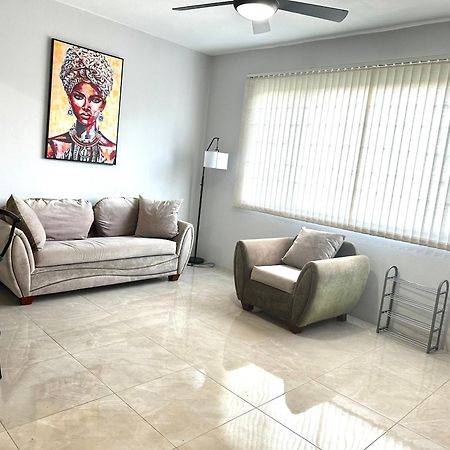 The Shelton - Sinclair Apartment Teluk Montego Bagian luar foto