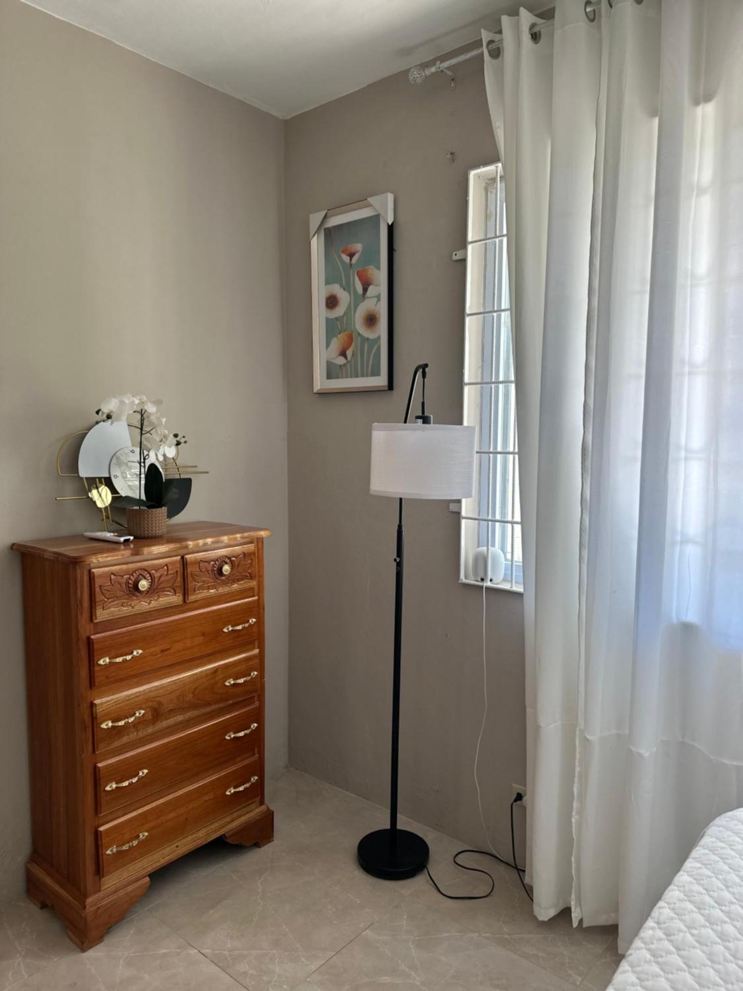 The Shelton - Sinclair Apartment Teluk Montego Bagian luar foto